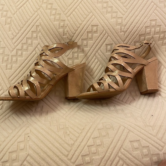 Vince Camuto metallic gold gladiator/chunky heels size 6.5 worn once - Picture 1 of 4